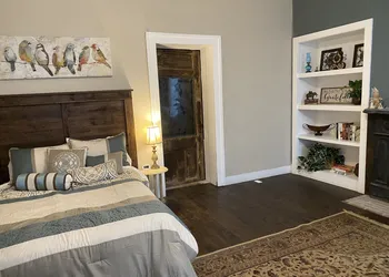 Historic McDonald Airbnb hotel thumbnail 6