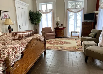 Historic McDonald Airbnb hotel thumbnail 7