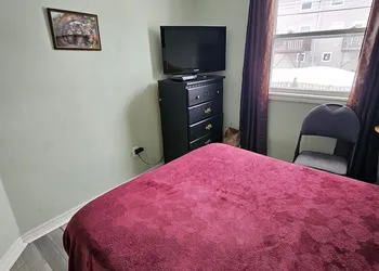 Cozy Pet Friendly Home hotel thumbnail 2