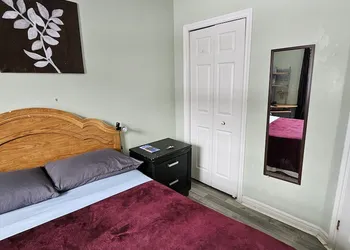 Cozy Pet Friendly Home hotel thumbnail 3