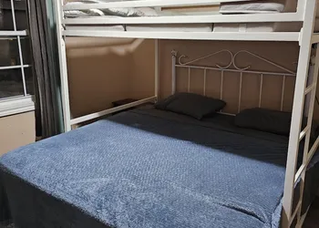 Cozy Pet Friendly Home hotel thumbnail 5
