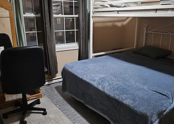 Cozy Pet Friendly Home hotel thumbnail 6