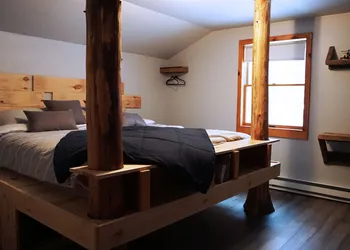 Llama House ADK hotel thumbnail 4