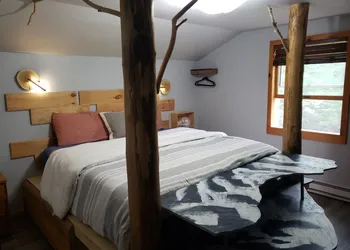 Llama House ADK hotel thumbnail 5
