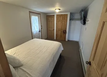 Spirit Lake Resort Motel hotel thumbnail 3