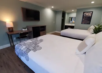 Crestridge Inn hotel thumbnail 2