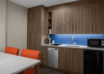 Holiday Inn Express & Suites Woodside LaGuardia Airport by IHG hotel thumbnail 6