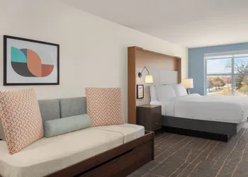 Holiday Inn & Suites Detroit - Troy by IHG hotel thumbnail 4