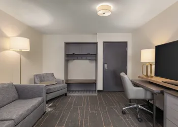 Holiday Inn & Suites Detroit - Troy by IHG hotel thumbnail 5