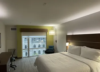 Holiday Inn Express & Suites Lincoln Downtown by IHG hotel thumbnail 4