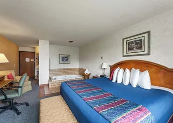 Iron Ridge Inn Motel hotel thumbnail 4