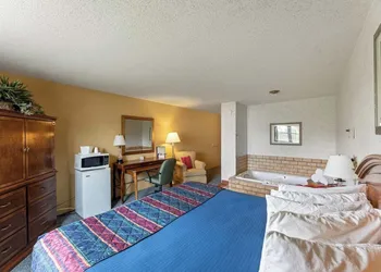 Iron Ridge Inn Motel hotel thumbnail 5