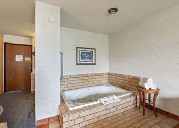 Iron Ridge Inn Motel hotel thumbnail 6