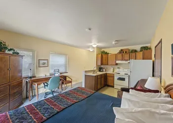 Iron Ridge Inn Motel hotel thumbnail 8
