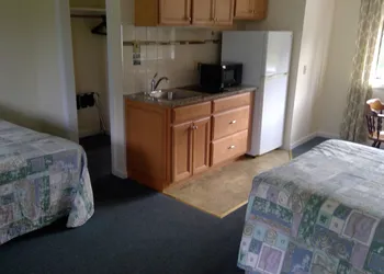 Village Green Motel hotel thumbnail 3