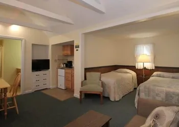 Village Green Motel hotel thumbnail 8