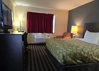 Econo Lodge Inn & Suites Mason City - Clear Lake hotel thumbnail 2