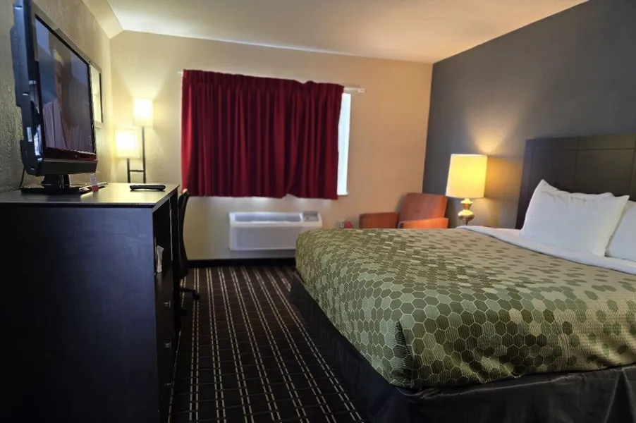 Econo Lodge Inn & Suites Mason City - Clear Lake hotel detail image 2