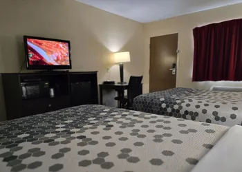 Econo Lodge Inn & Suites Mason City - Clear Lake hotel thumbnail 3