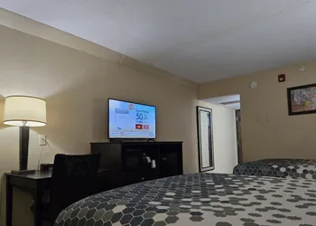 Econo Lodge Inn & Suites Mason City - Clear Lake hotel thumbnail 5
