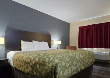 Econo Lodge Inn & Suites Mason City - Clear Lake hotel thumbnail 6