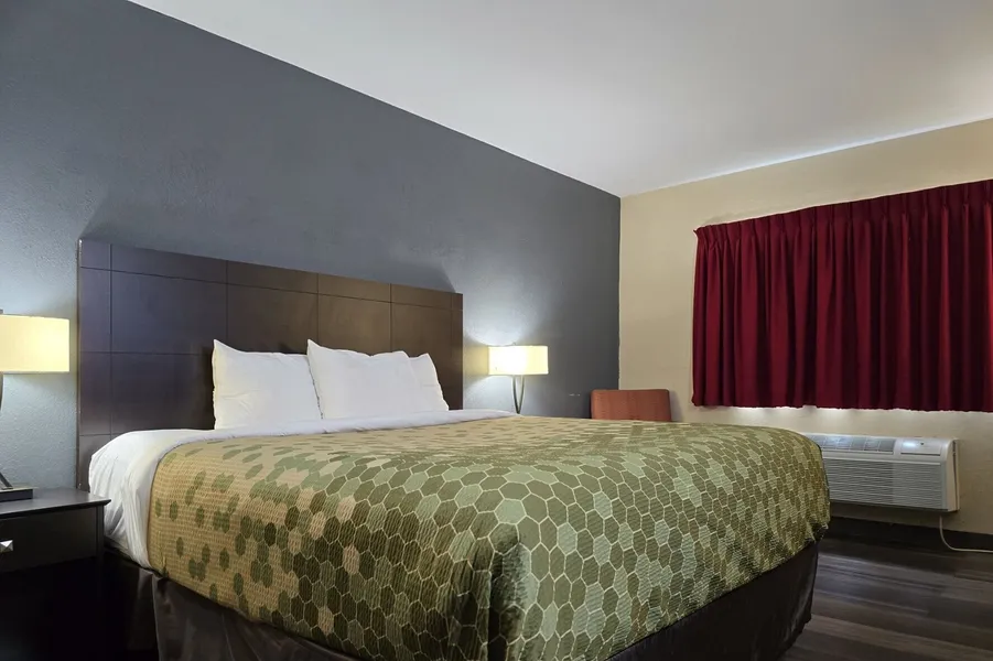 Econo Lodge Inn & Suites Mason City - Clear Lake hotel detail image 6