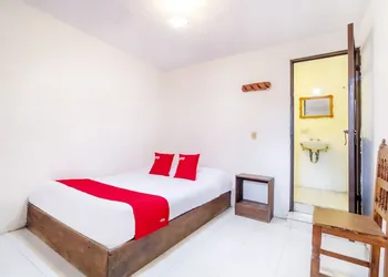 OYO Hotel La Luna hotel thumbnail 6