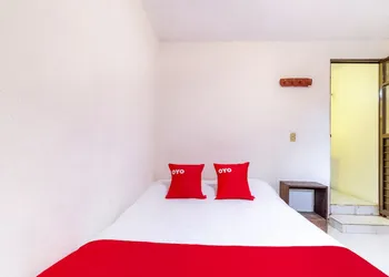 OYO Hotel La Luna hotel thumbnail 7