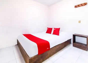 OYO Hotel La Luna hotel thumbnail 8