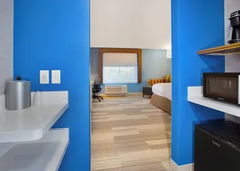 Holiday Inn Express & Suites Wooster by IHG hotel thumbnail 7