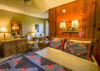 Mountainaire Inn and Log Cabins hotel thumbnail 5