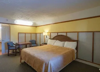 Econo Lodge hotel thumbnail 5