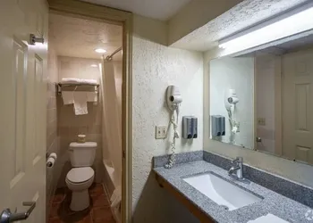 Econo Lodge hotel thumbnail 8