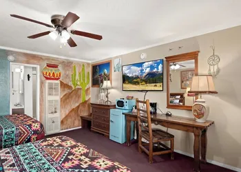 Smokey Bear Motel hotel thumbnail 8