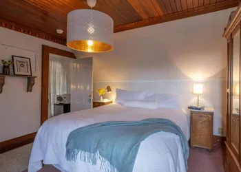 Dennen's Victorian Farmhouse hotel thumbnail 4