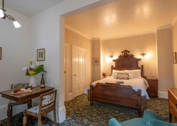 Dennen's Victorian Farmhouse hotel thumbnail 5