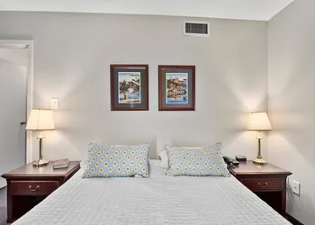 Second Floor East Standard Suite hotel thumbnail 3