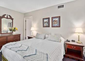 Second Floor East Standard Suite hotel thumbnail 4
