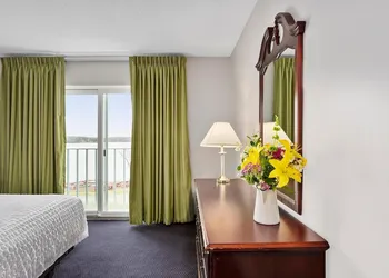 Second Floor East Standard Suite hotel thumbnail 5