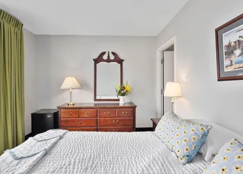 Second Floor East Standard Suite hotel thumbnail 6