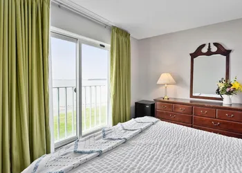 Second Floor East Standard Suite hotel thumbnail 7