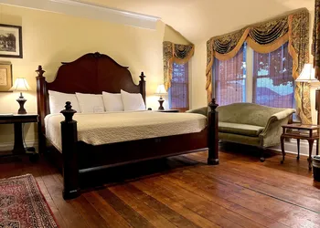 Anchuca Historic Mansion & Inn hotel thumbnail 6