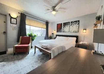 Barefoot Mailman Inn & Suites hotel thumbnail 5
