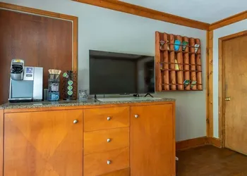 Geneva Hotel & Tiki Bar hotel thumbnail 2