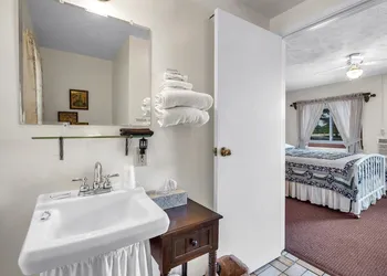 Williamston Inn hotel thumbnail 8