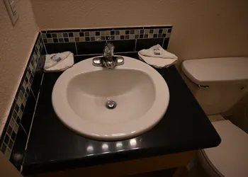 Airport Motel hotel thumbnail 8