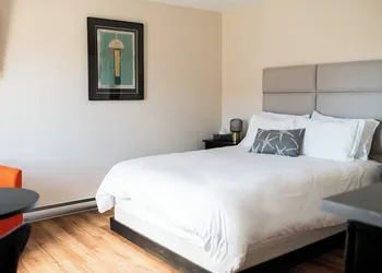 Loyalist Inn & Suites hotel thumbnail 5