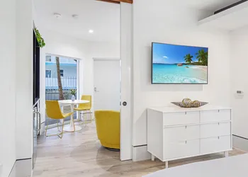 Ocean Treasure Beachside Suites hotel thumbnail 5