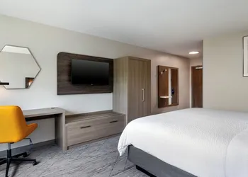 Holiday Inn Express & Suites Pittsfield-Lenox-Berkshires by IHG hotel thumbnail 7