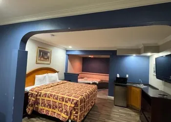 Sunset inn &Suites hotel thumbnail 6